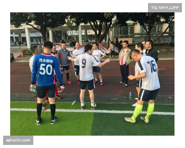 中场休息战术板调整，教练团队临场指挥细节